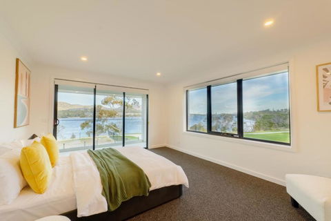 Hobart 4-bedroom Spacious Waterfront House - Darwin Holiday 2