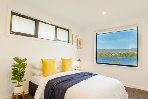 Hobart 4-bedroom Spacious Waterfront House - Darwin Holiday 1