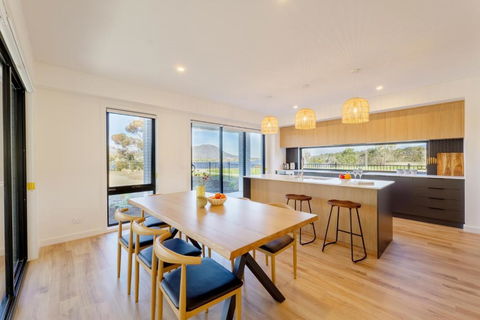Hobart 4-bedroom Spacious Waterfront House - Darwin Holiday 0