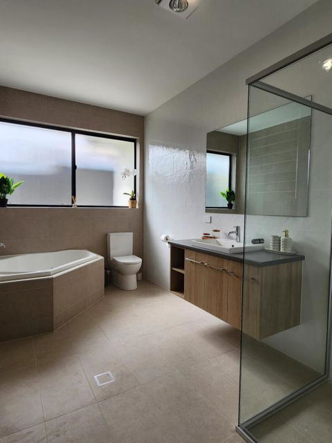 Holiday At The Beach, Spa Bath, King Bed With TV - Darwin Holiday 1