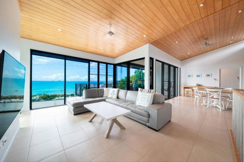 Holiday On The Horizon Airlie Beach Holiday Home - Darwin Holiday 1