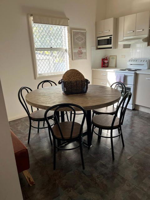 HOLIDAYS ON LOVE STREET / HUNTER VALLEY - Darwin Holiday 2