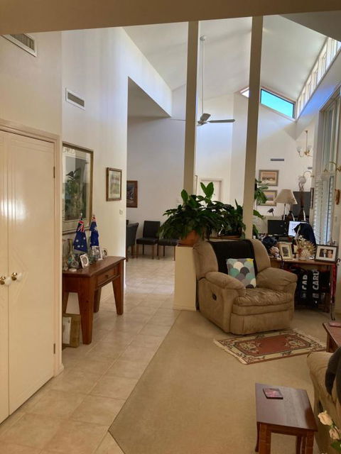 HOME STAY Queen Room With Shared Bathroom - Darwin Holiday 3