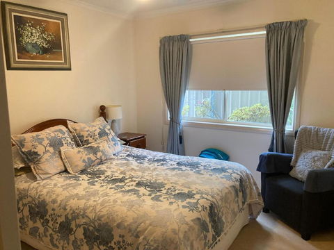 HOME STAY Queen Room With Shared Bathroom - Darwin Holiday 0