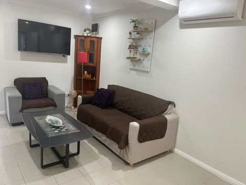 Homely Granny Flat, Kings Langley - Darwin Holiday 2