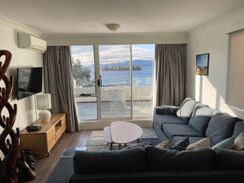 Horizons 424 Lake Jindabyne Waterfront 2 Bedroom Apartment - Darwin Holiday 1
