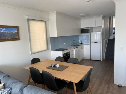 Horizons 424 Lake Jindabyne Waterfront 2 Bedroom Apartment - Darwin Holiday 2