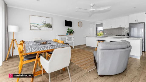 Horseshoe Beach House 4 Young Street, Bermagui - Darwin Holiday 2