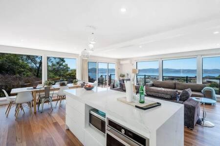 House On The Hill With A View-Sleeps 12 - Darwin Holiday 0
