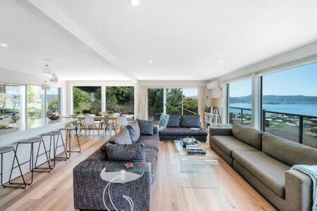 House On The Hill With A View-Sleeps 12 - Darwin Holiday 2