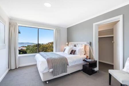 House On The Hill With A View-Sleeps 12 - Darwin Holiday 3