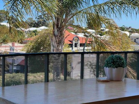 Humble & Cosy, In The Heart Of East Vic Park - Darwin Holiday 1