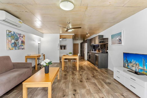Humble City Living In An Energetic Neighbourhood - Darwin Holiday 1