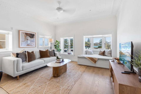 Iconic Bondi Beach Panorama From Stylish Retreat - Darwin Holiday 0