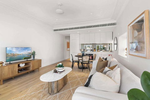 Iconic Bondi Beach Panorama From Stylish Retreat - Darwin Holiday 1
