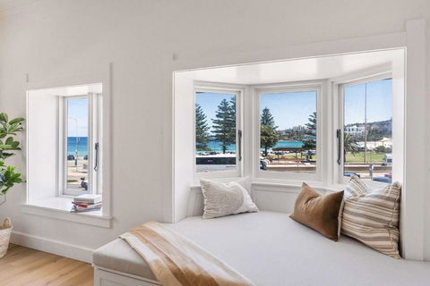 Iconic Bondi Beach Panorama From Stylish Retreat - Darwin Holiday 3