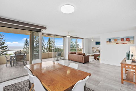 Iconic Burleigh Beachfront, 2 Bedroom Apartment - Darwin Holiday 0