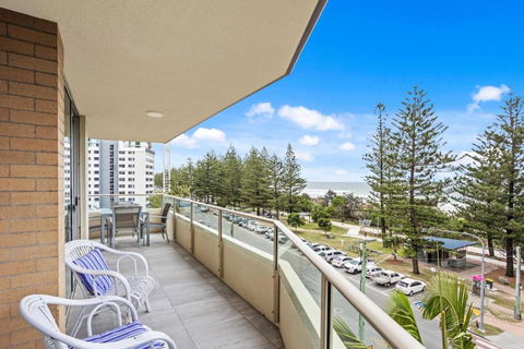 Iconic Burleigh Beachfront, 2 Bedroom Apartment - Darwin Holiday 3