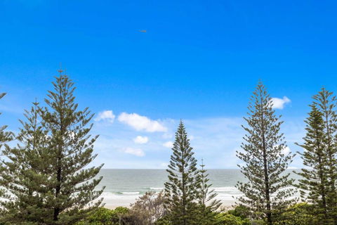 Iconic Burleigh Beachfront, 2 Bedroom Apartment - Darwin Holiday 2