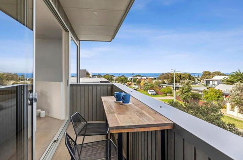 Illume - Light, Warm, Contemporary Designer Luxury - Darwin Holiday 2
