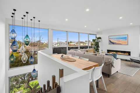 Illume - Light, Warm, Contemporary Designer Luxury - Darwin Holiday 0