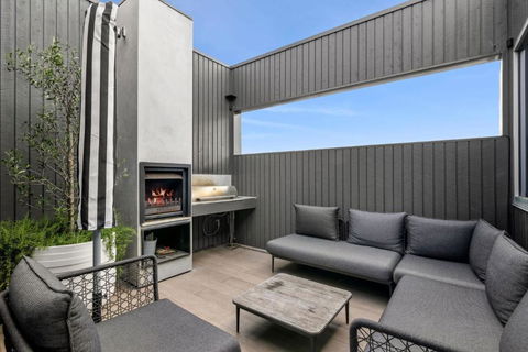 Illume - Light, Warm, Contemporary Designer Luxury - Darwin Holiday 3
