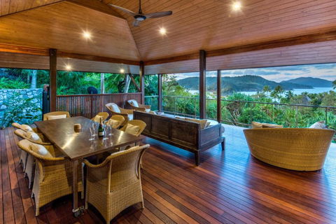 Indulge In The Lap Of Luxury, Iluka Is Your Private Ocean-view Haven On Half An Acre With Infinity Pool And Two Golf Buggies - Darwin Holiday 2
