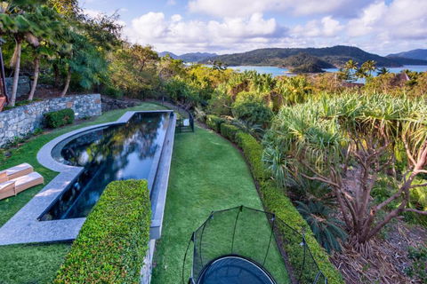 Indulge In The Lap Of Luxury, Iluka Is Your Private Ocean-view Haven On Half An Acre With Infinity Pool And Two Golf Buggies - Darwin Holiday 3