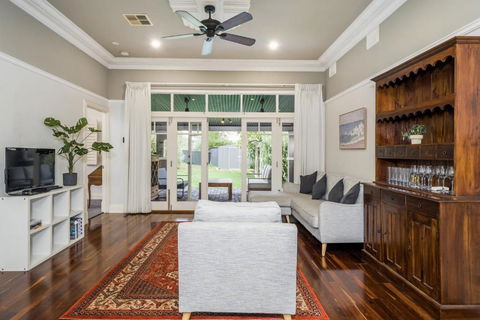 Incredible 3-Bed Renovated Home With Huge Garden - Darwin Holiday 0