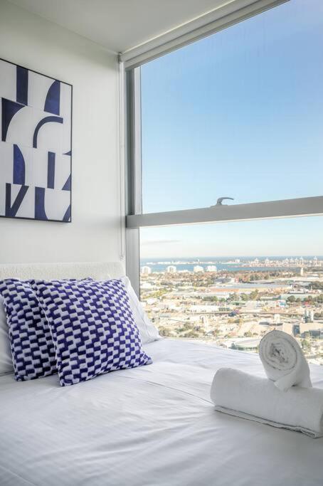 Inner City Comforts Apt Bay Views 1B1B1C 2-beds - Darwin Holiday 1