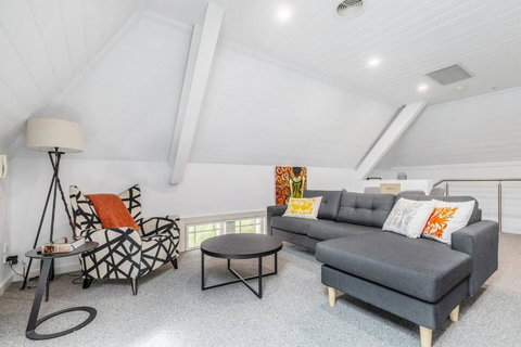 Inner City Living In A Modern Slice Of History - Darwin Holiday 0