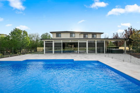 HOT HOT Spoil Someone Special At This Luxe Hunter Valley Estate - Stunning Luxury In Super Central Location - Darwin Holiday 0