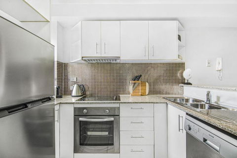 Inner-City 2-Bed With Balcony & Undercover Parking - Darwin Holiday 2