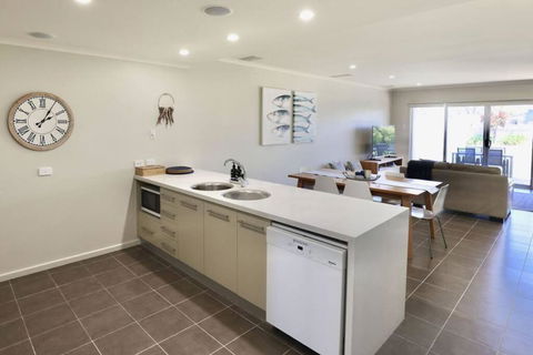 Iona Blue 3 Bedroom Townhouse 200m To Restaurants & Shops - Darwin Holiday 2