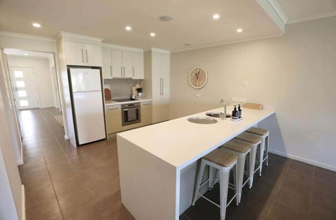 Iona Blue 3 Bedroom Townhouse 200m To Restaurants & Shops - Darwin Holiday 1