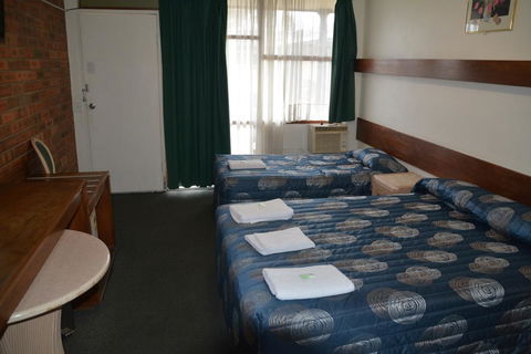 Adrian Motel - Darwin Holiday 2