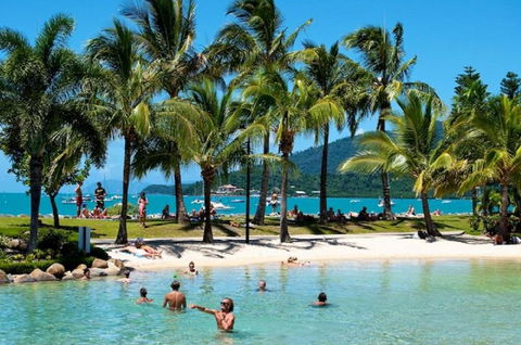 Airlie Beach Magnums - Darwin Holiday 0