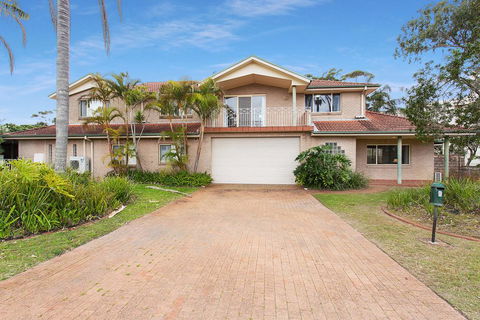 Ajax Avenue, 6 - Darwin Holiday 1