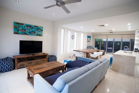 Alexandra Headland Luxury Townhouse - Darwin Holiday 1