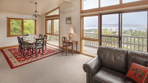 Alpine House - Views Over Lake Jindabyne And The Snowy Mountains - Darwin Holiday 1