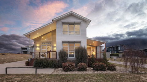 Alpine Snow Angels Retreat Luxurious Snowy Mountains Living - Darwin Holiday 0