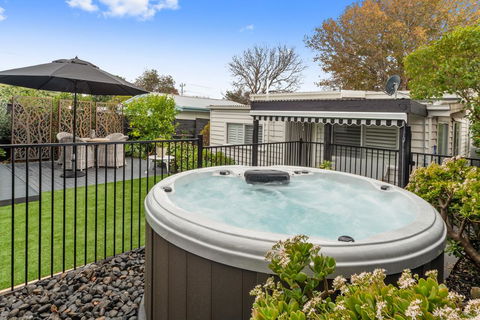 Amber Cottage, Luxury Seaside Retreat With Outdoor Spa! - Darwin Holiday 1
