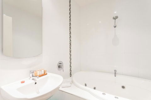 Anglesea River Apartments - Spa Apartment 23 - Darwin Holiday 2