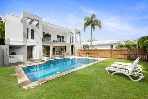 Luxury & Poolside Bliss Near Beach - Darwin Holiday 0