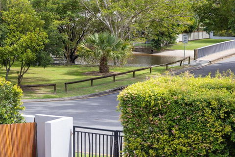 Luxury & Poolside Bliss Near Beach - Darwin Holiday 3