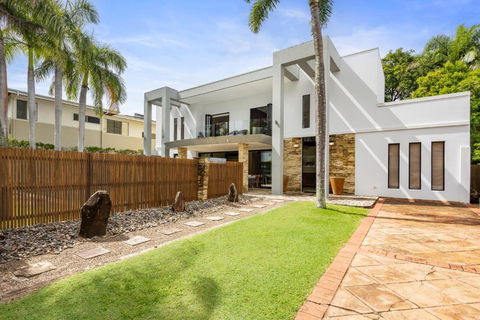 Luxury & Poolside Bliss Near Beach - Darwin Holiday 2