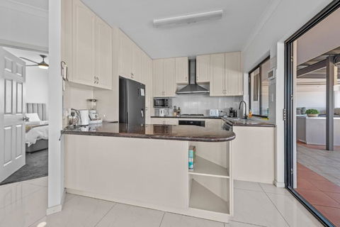 Luxury 2-Bed Penthouse With Private Rooftop - Darwin Holiday 3