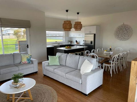 Luxurious, Spacious Beach House - Darwin Holiday 3