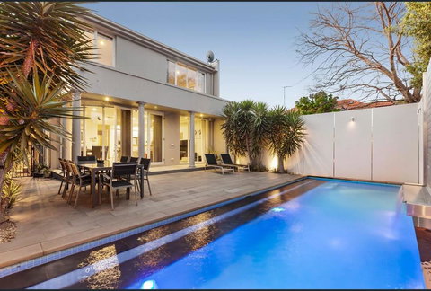Luxurious Townhouse Retreat In Prestigious Brighton - Darwin Holiday 0