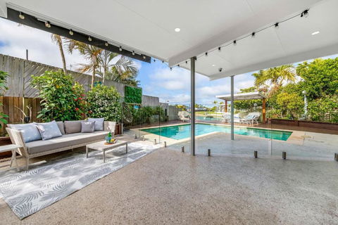 Luxurious Waterfront 5 Bedroom Coastal Retreat On Amarina - Darwin Holiday 1
